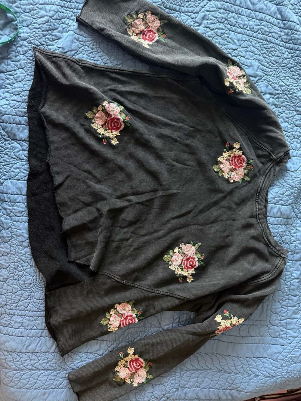 Lucky Brand Women's Black Floral Embroidered Distressed Crew Neck Sweatshirt